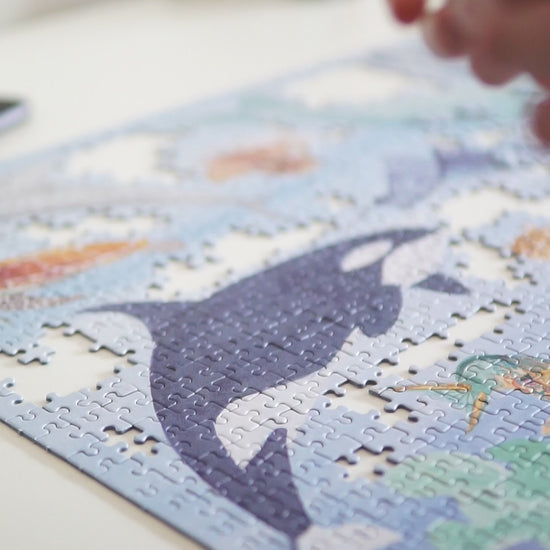 1000 Teile Puzzle mit Meerestieren beim Puzzlen